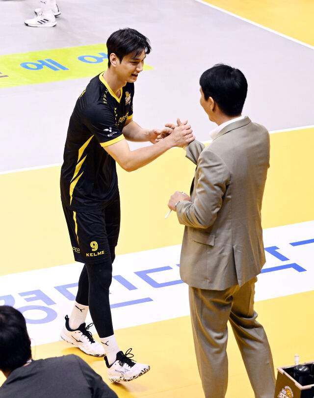 KB손해보험 임성진이 한국전력 권영민 감독을 찾아와 인사를 하고 있다. / 한국배구연맹(KOVO)