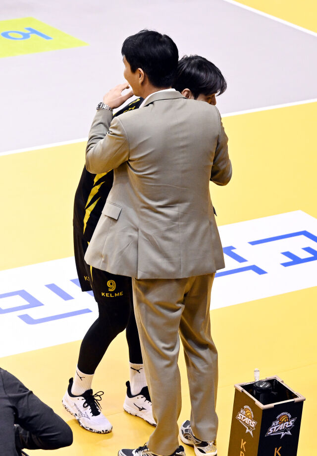 KB손해보험 임성진이 한국전력 권영민 감독과 포옹을 하고 있다. / 한국배구연맹(KOVO)