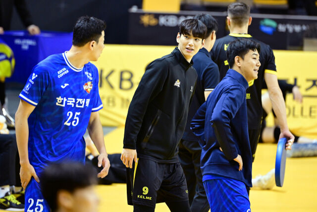 임성진이 한국전력 신영석, 하승우와 이야기를 나누고 있다. / 한국배구연맹(KOVO)