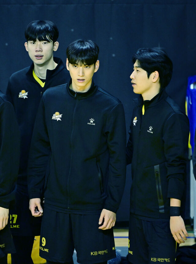 KB손해보험 임성진이 웜업 존에서 경기를 지켜보고 있다. / 한국배구연맹(KOVO)