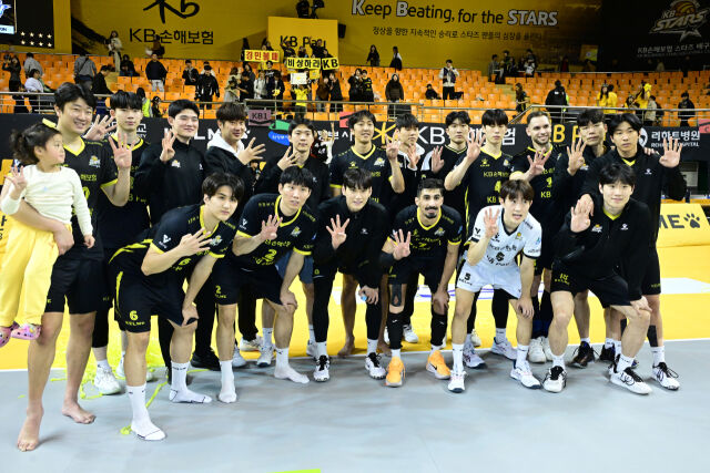한국전력을 상대로 승리하며 1위로 올라선 KB손해보험 선수들이 기념촬영을 하고 있다 / 한국배구연맹(KOVO)