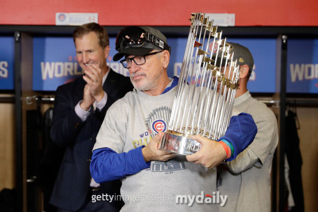 시카고 컵스 시절 조 매든 전 감독. 2016년 월드시리즈 우승 트로피를 들고 있다./게티이미지코리아