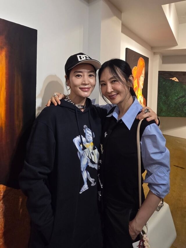 배우 김혜수와 채시라가 MZ 셀카를 찍었다. / 채시라 인스타그램