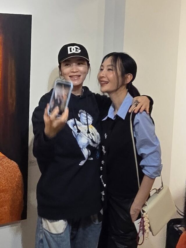 배우 김혜수와 채시라가 MZ 셀카를 찍었다. / 채시라 인스타그램