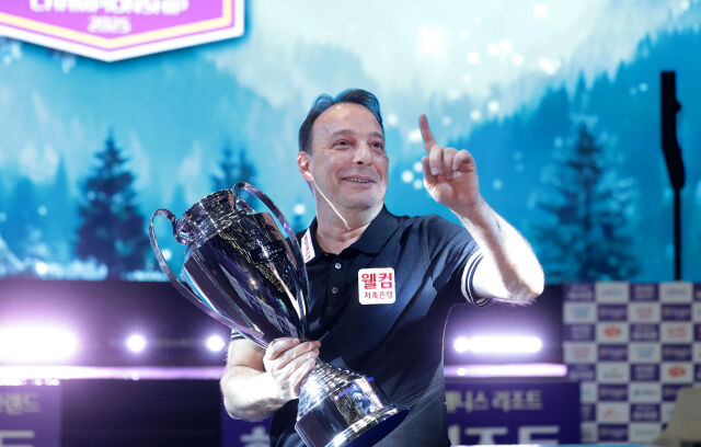 다니엘 산체스가 트로피를 들고 세리머니를 하고 있다./PBA