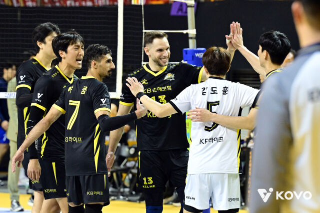 환호하는 김도훈과 KB손해보험 선수들./KOVO