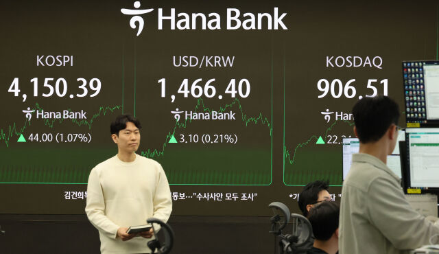 12일 오후 서울 중구 하나은행 딜링룸에서 딜러들이 업무를 보고 있다. 코스피가 전 거래일보다 44.00포인트(1.07%) 오른 4150.39에 마감했다. 코스닥 지수는 전 거래일보다 22.24포인트(2.52%) 상승한 906.51, 원·달러 환율은 전 거래일 주간거래 종가보다 2.4원 오른 1465.7원에 마감했다./뉴시스
