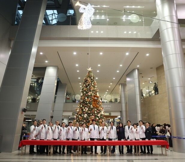 세브란스병원 본관 크리스마스 트리 점등식. /세브란스병원