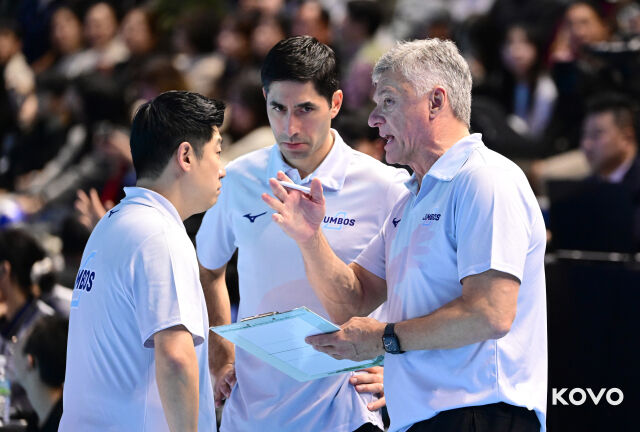 대한항공 헤난 달 조토 감독(오른쪽)./KOVO