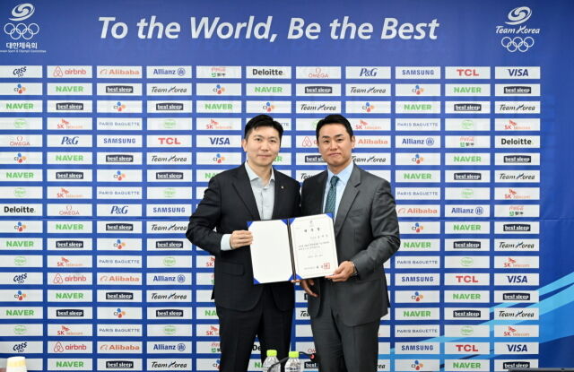 유승민 회장(왼쪽)과 송대남 위원장이 위촉장을 들고 기념 촬영하고 있다. /대한체육회 제공