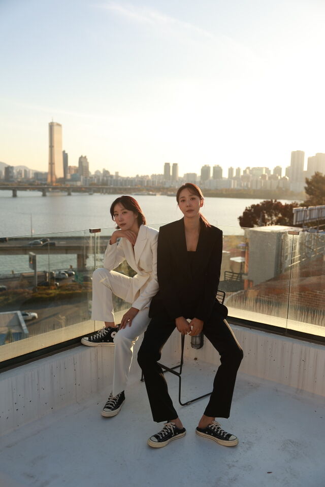 한유미 페퍼저축은행 코치와 한송이 SBS스포츠 해설위원