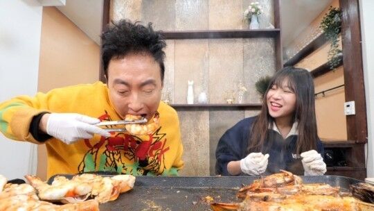 코미디언 박명수(왼쪽), 유튜버 쯔양이 함께 방송을 찍고 있다. / 유튜브 '할명수'