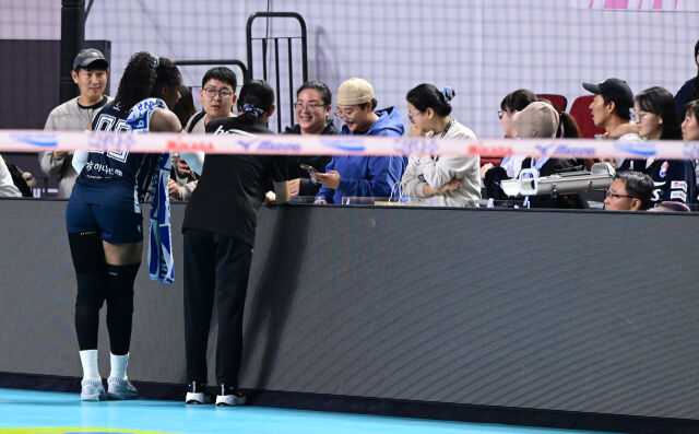 모마가 경기 후 팬서비스를 하고 있다 / 한국배구연맹(KOVO)