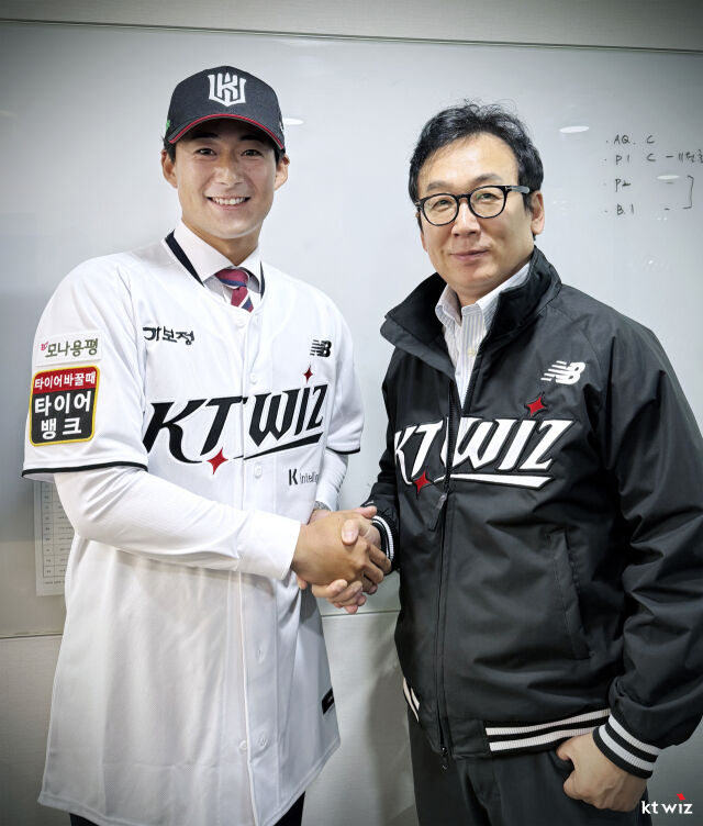 KT 위즈 스기모토 코우키와 나도현 단장./KT 위즈