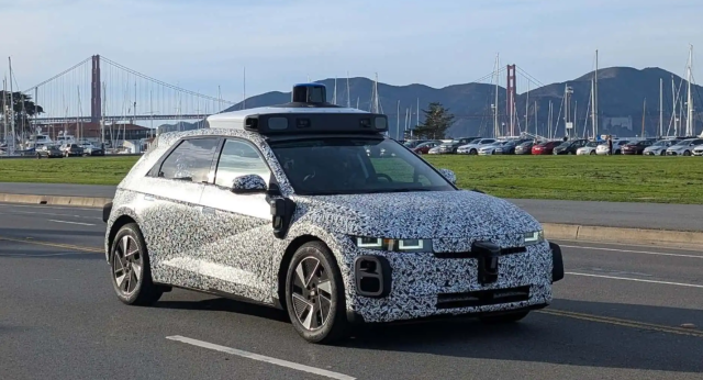 웨이모의 6세대 자율주행 시스템 '웨이모 드라이버'를 탑재한 '아이오닉 5' 로보택시(자율주행 택시)가 샌프란시스코 도로에서 실제 주행 테스트를 하고 있다. /호세 무뇨스 현대차 사장 링크드인 캡처