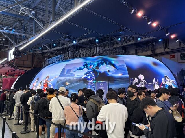 13일 부산 벡스코에서 열린 지스타 2025 엔씨소프트 부스에서 사람들이 시연을 위해 줄을 서고 있다. /박성규 기자