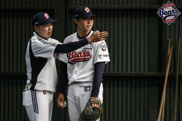 투수들을 지도하고 있는 두산 베어스 김원형 감독./두산 베어스