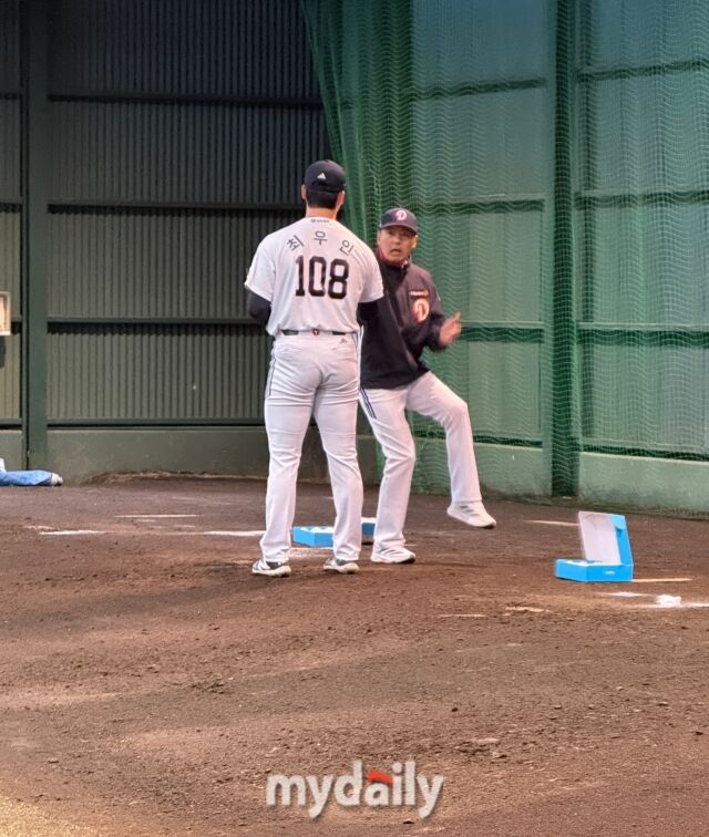 최우인에게 직접 시범을 보이고 있는 두산 베어스 김원형 감독./미야자키(일본) = 박승환 기자