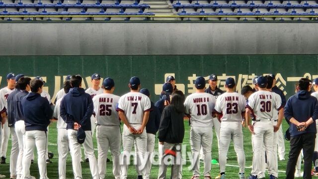 공식 훈련에 앞서 미팅을 진행한 한국 대표팀./도쿄(일본)=김경현 기자