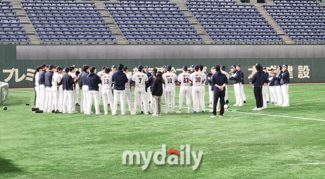 공식 훈련에 앞서 미팅을 진행한 한국 대표팀./도쿄(일본)=김경현 기자