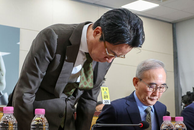 조좌진 롯데카드 대표이사가 지난달 국회 과학기술정보방송통신위원회 전체회의에서 열린 대규모 해킹사고(통신·금융) 관련 청문회에서 고개 숙여 인사하고 있다. /뉴시스