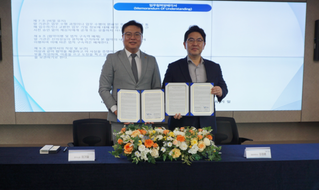 13일 서울 강남구 역삼동 법무법인 YK 주사무소에서 열린 ‘법무법인 YK–한국방위산업연구소 업무협약식’에서 최기일 소장(왼쪽)과 강경훈 대표변호사가 기념촬영을 하고 있다. /YK