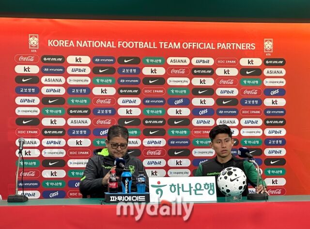 볼리비아 축구대표팀 오스카르 비예가스 감독, 미구엘 테르세로스./대전월드컵경기장=노찬혁 기자