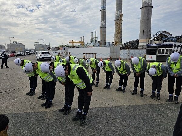 시공사인 HJ중공업 경영진이 13일 오전 울산화력발전소 보일러 타워 붕괴 사고 와관련해 피해자와 유가족들에게 사과하며 고개를 숙이고 있다. /뉴시스