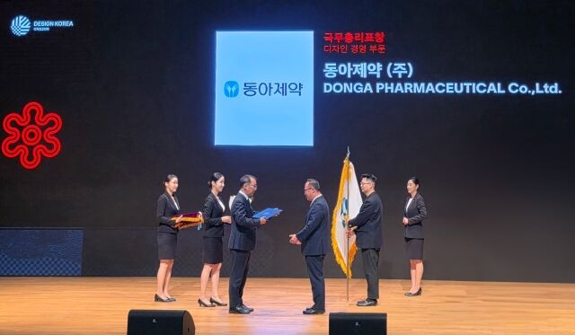 백상환 동아제약 대표이사 사장(왼쪽에서 네 번째)이 지난 12일 서울 코엑스에서 열린 ‘제27회 대한민국 디자인대상’에서 디자인경영 부문 ‘국무총리 표창’을 수상하고 있다. /동아제약