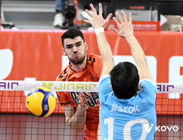 공격하는 디미트로프./KOVO