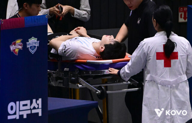 1라운드 한국전력전에서 어깨를 다친 황승빈./KOVO