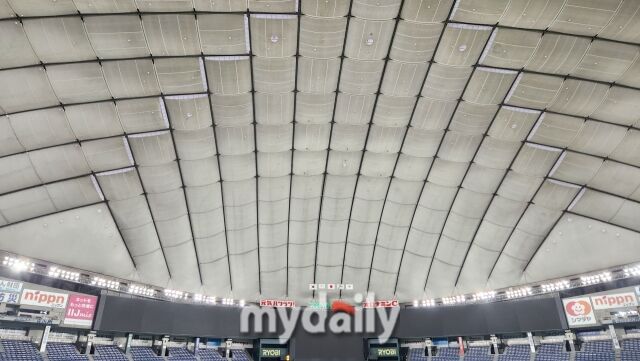때가 탄 일본 도쿄돔 천장./도쿄(일본)=김경현 기자