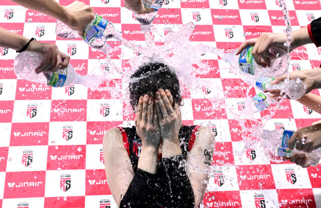 정관장 최서현이 물세례를 맞고 있다 / 한국배구연맹(KOVO)