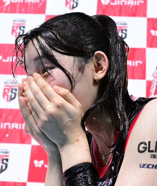 정관장 최서현이 물세례를 맞고 당황하고 있다 / 한국배구연맹(KOVO)