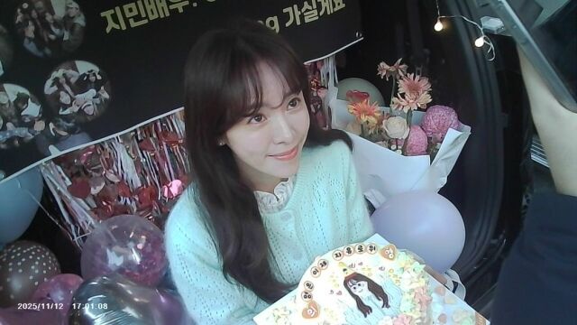 “拥有如此美貌，你竟然从未谈过恋爱？”韩智敏在最后一张照片中展现了她清纯可人的外貌。