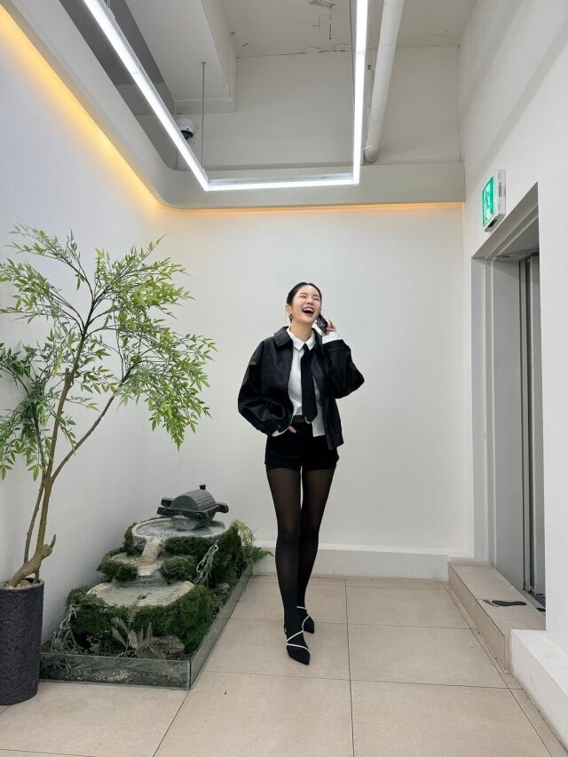 장영란이 아찔한 블랙 핫팬츠 스타일링을 선보였다. / 장영란 인스타그램