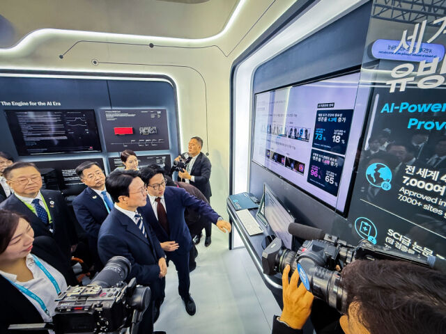 서범석(오른쪽) 루닛 대표가 지난 10월 30일 경북 경주시 경주엑스포대공원 첨단미래산업관 내 루닛 부스를 방문한 김민석(왼쪽) 국무총리 등 참석자들에게 AI 암 진단 솔루션 '루닛 인사이트'를 시연하고 있다. /루닛