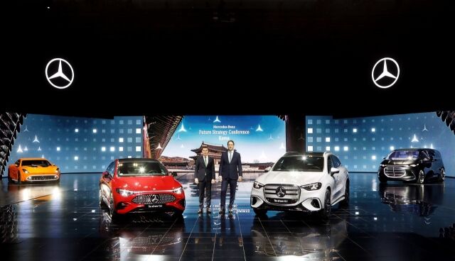 (왼쪽부터) 마티아스 바이틀 메르세데스-벤츠 코리아 대표이사, 올라 칼레니우스 메르세데스-벤츠 그룹 AG CEO. /벤츠코리아