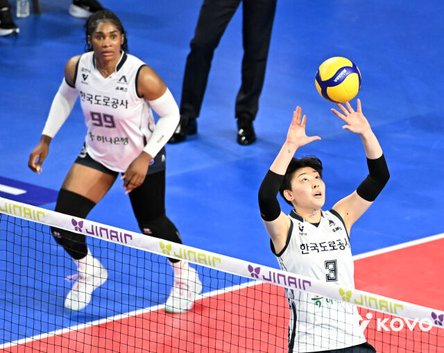 한국도로공사 모마와 김다은./KOVO