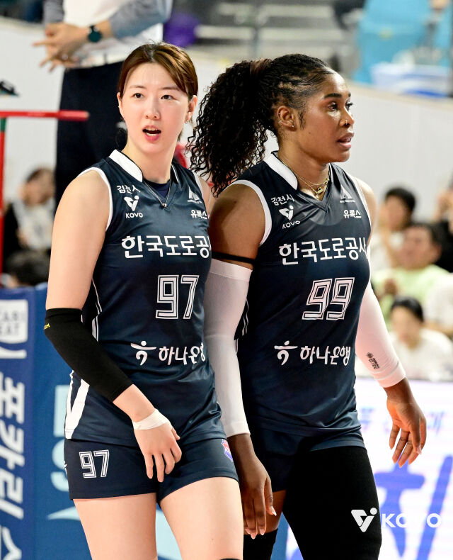 한국도로공사 강소휘와 모마./KOVO