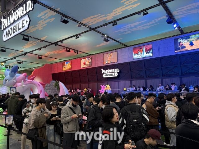 14일 부산 벡스코에서 열린 지스타 2025 크래프톤 부스에서 사람들이 팰월드 모바일 시연을 기다리고 있다. /박성규 기자