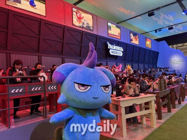 14일 부산 벡스코에서 열린 지스타 2025 크래프톤 부스에서 사람들이 팰월드 모바일 시연을 하고 있다. /박성규 기자