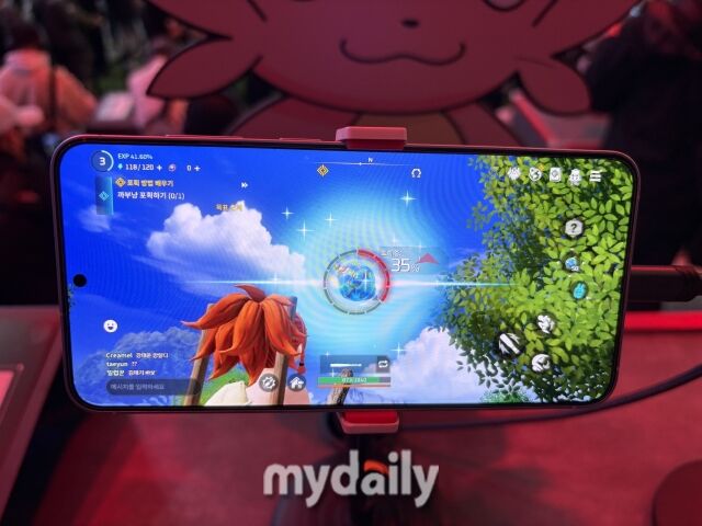 14일 부산 벡스코에서 열린 지스타 2025 크래프톤 부스 팰월드 모바일 시연 이미지. /박성규 기자