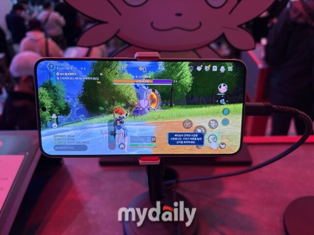 14일 부산 벡스코에서 열린 지스타 2025 크래프톤 부스 팰월드 모바일 시연 이미지. /박성규 기자