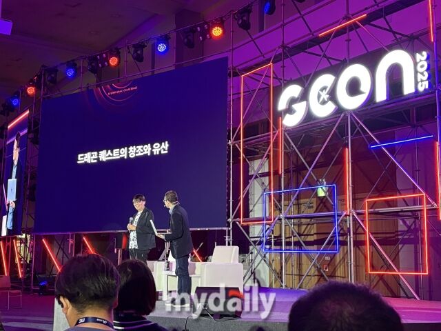 14일 부산 벡스코 컨벤션홀에서 열린 지스타 2025 G-CON 무대에서 호리이 유지가 인사하고 있다. /박성규 기자