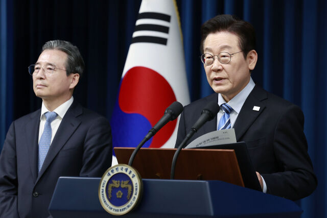 이재명 대통령이 14일 서울 용산 대통령실에서 한·미 간 관세·안보 합의를 문서화하는 '조인트 팩트시트(JFS·합동설명자료)' 관련 발표를 하고 있다. /뉴시스