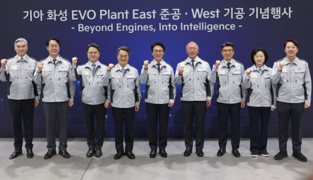 14일 경기도 화성시 우정읍 기아오토랜드 화성에서 열린 기아 화성 EVO 플랜트 East 준공·West 기공 기념행사에서 김민석 국무총리, 문신학 산업통상부 차관, 정의선 현대차그룹 회장, 송호성 기아 사장 등 내빈들이 기념 촬영하고 있다. /산업통상부