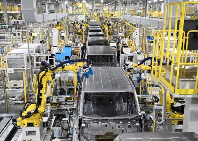 화성 이보 플랜트 이스트 차체 용접 생산라인 모습. /기아