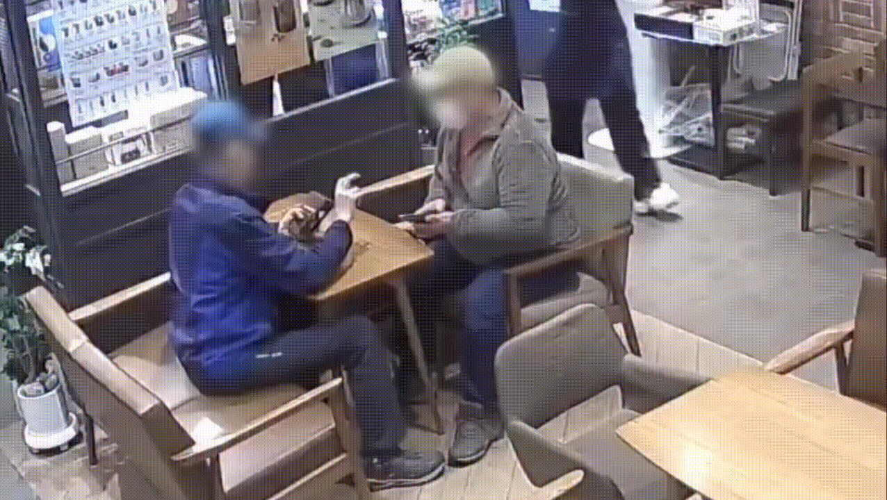 이디야커피 안산월피현대점 점주가 두 손님에게 수어로 인사를 건네고 있다. /이디야커피 페이스북