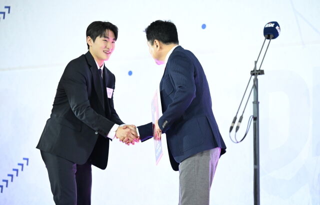 문유현과 유도훈 감독./KBL